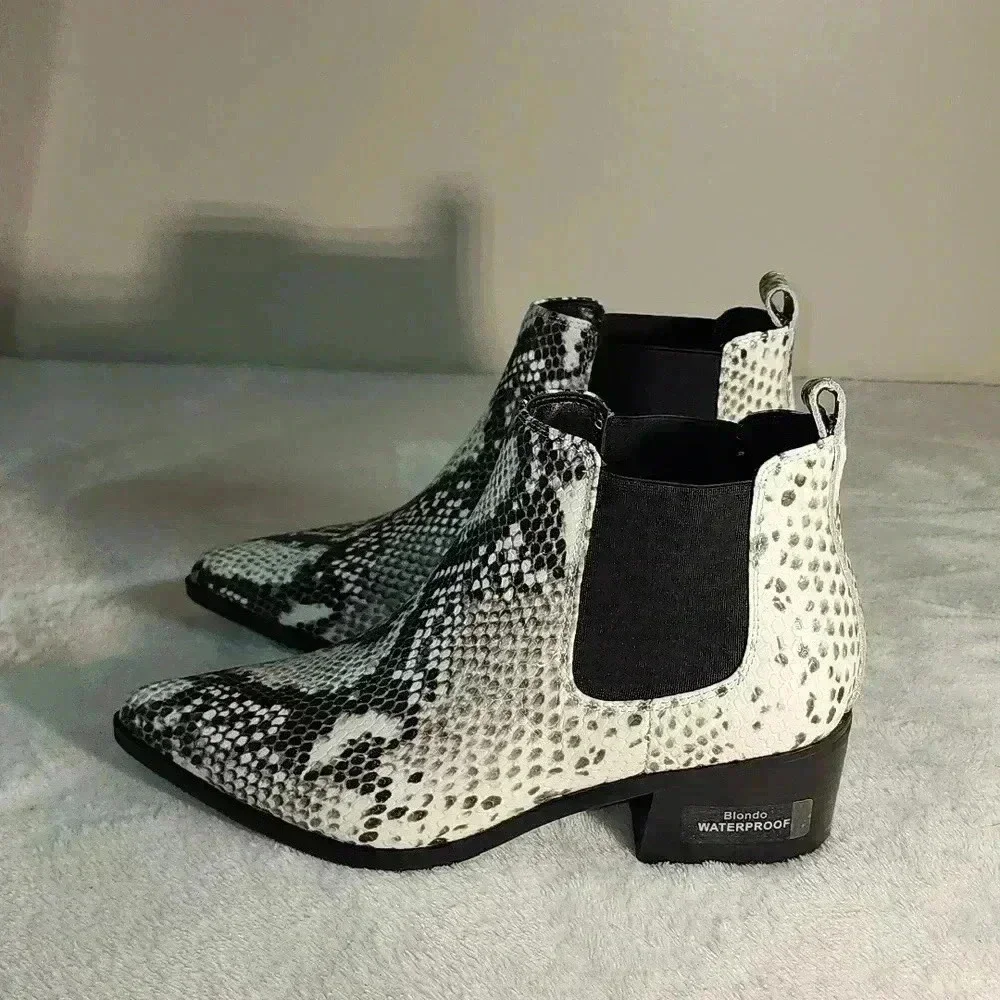 BLONDO Snakeskin white and black booties NWOB